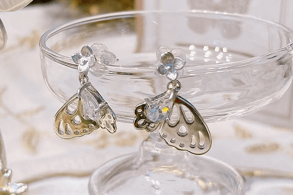 「強さを身にまとう」旅する蝶々ネックレス