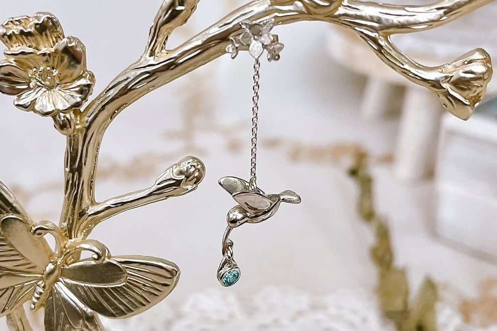 ハチドリの片耳ピアス